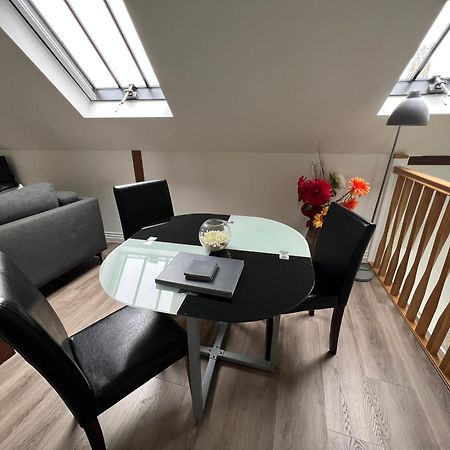 Glastonbury Secret Retreat - 1 Bd Split-Level Apt, Sleeps 3 ภายนอก รูปภาพ