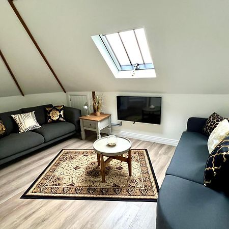 Glastonbury Secret Retreat - 1 Bd Split-Level Apt, Sleeps 3 ภายนอก รูปภาพ
