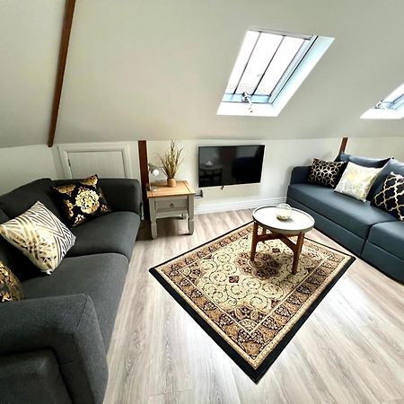 Glastonbury Secret Retreat - 1 Bd Split-Level Apt, Sleeps 3 ภายนอก รูปภาพ