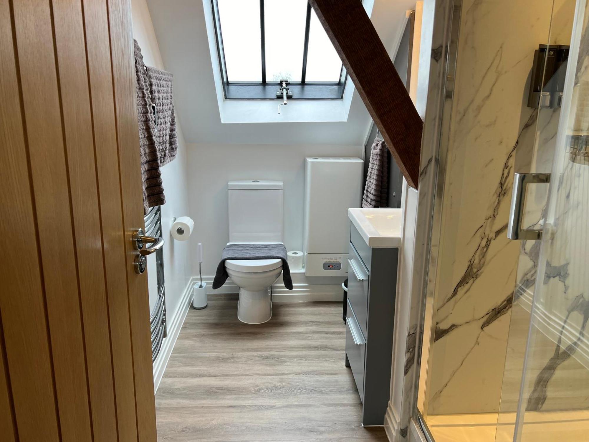 Glastonbury Secret Retreat - 1 Bd Split-Level Apt, Sleeps 3 ภายนอก รูปภาพ