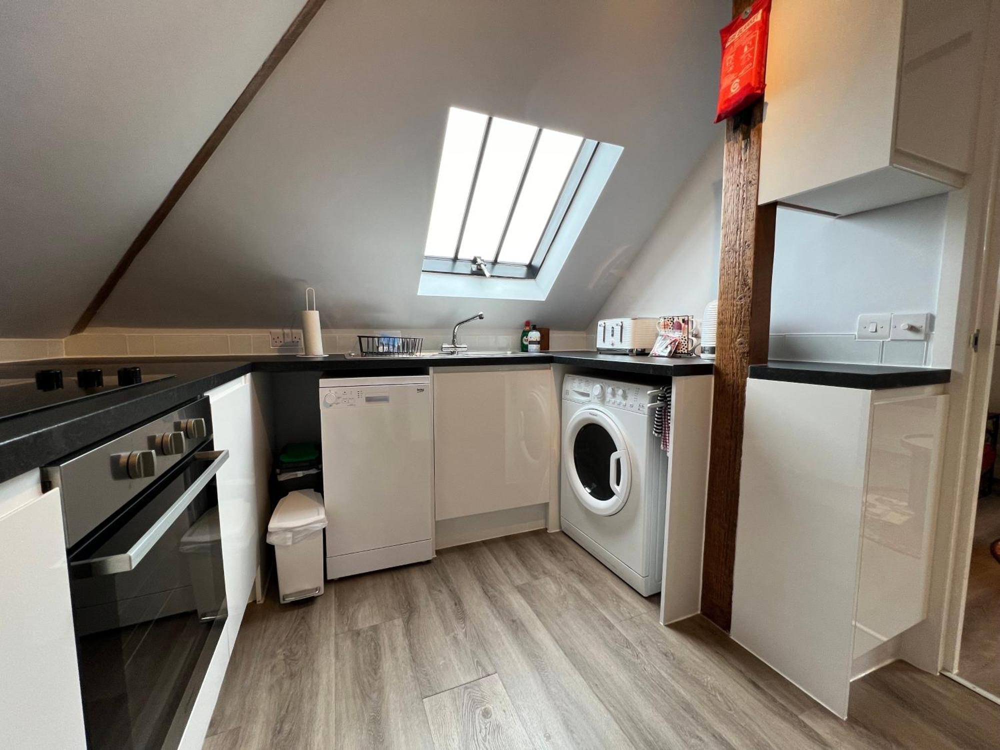 Glastonbury Secret Retreat - 1 Bd Split-Level Apt, Sleeps 3 ภายนอก รูปภาพ