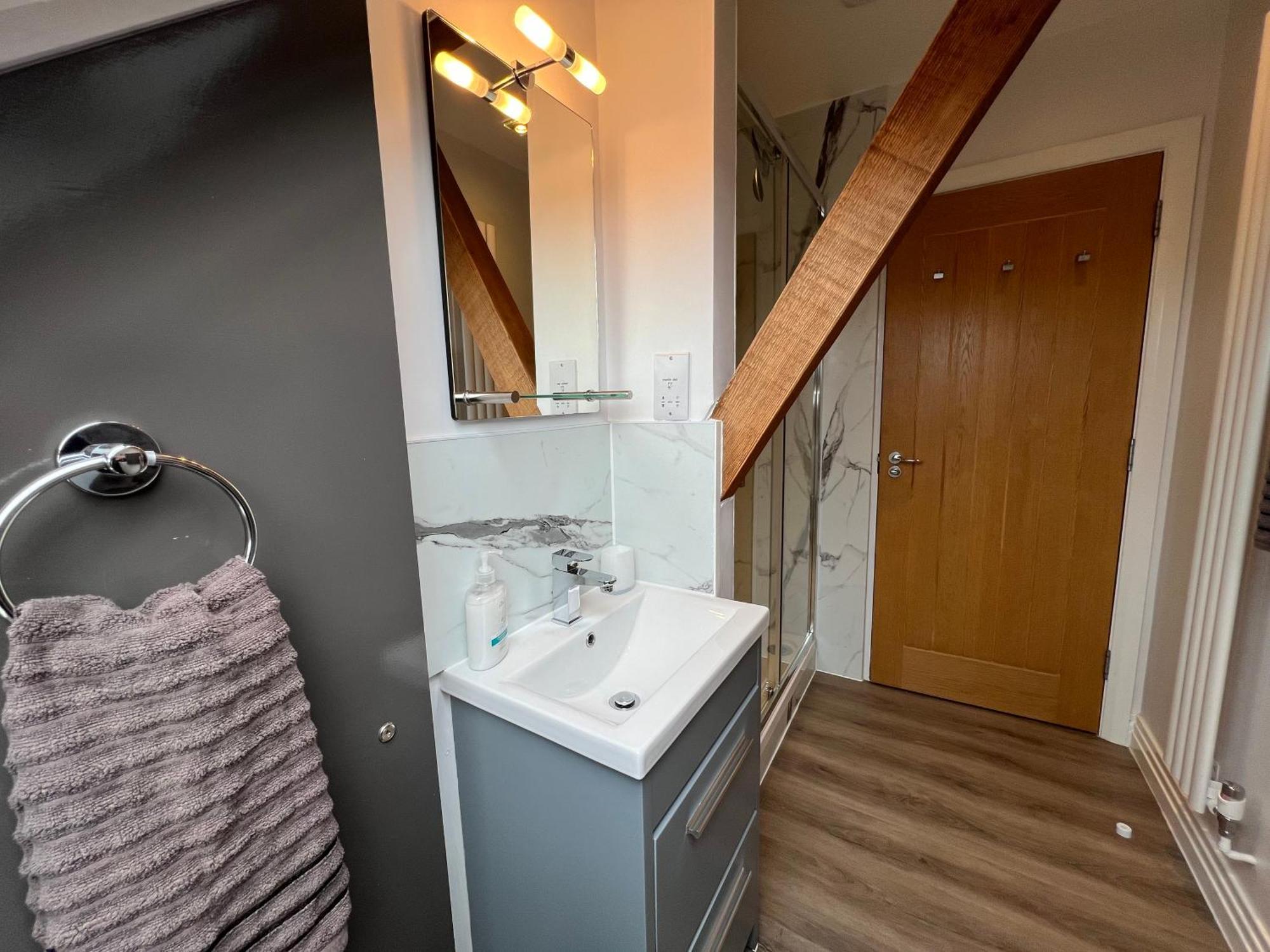 Glastonbury Secret Retreat - 1 Bd Split-Level Apt, Sleeps 3 ภายนอก รูปภาพ
