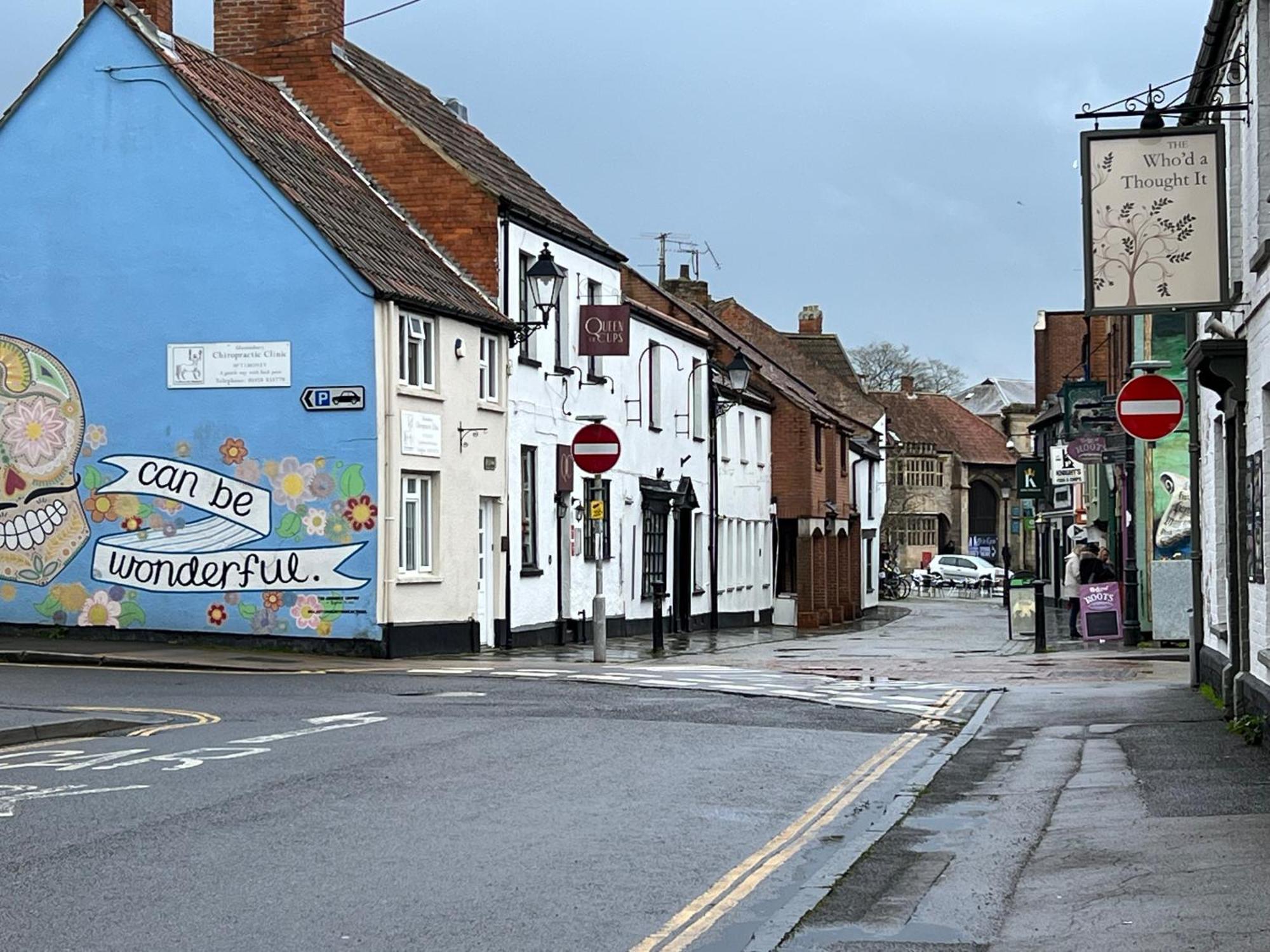 Glastonbury Secret Retreat - 1 Bd Split-Level Apt, Sleeps 3 ภายนอก รูปภาพ