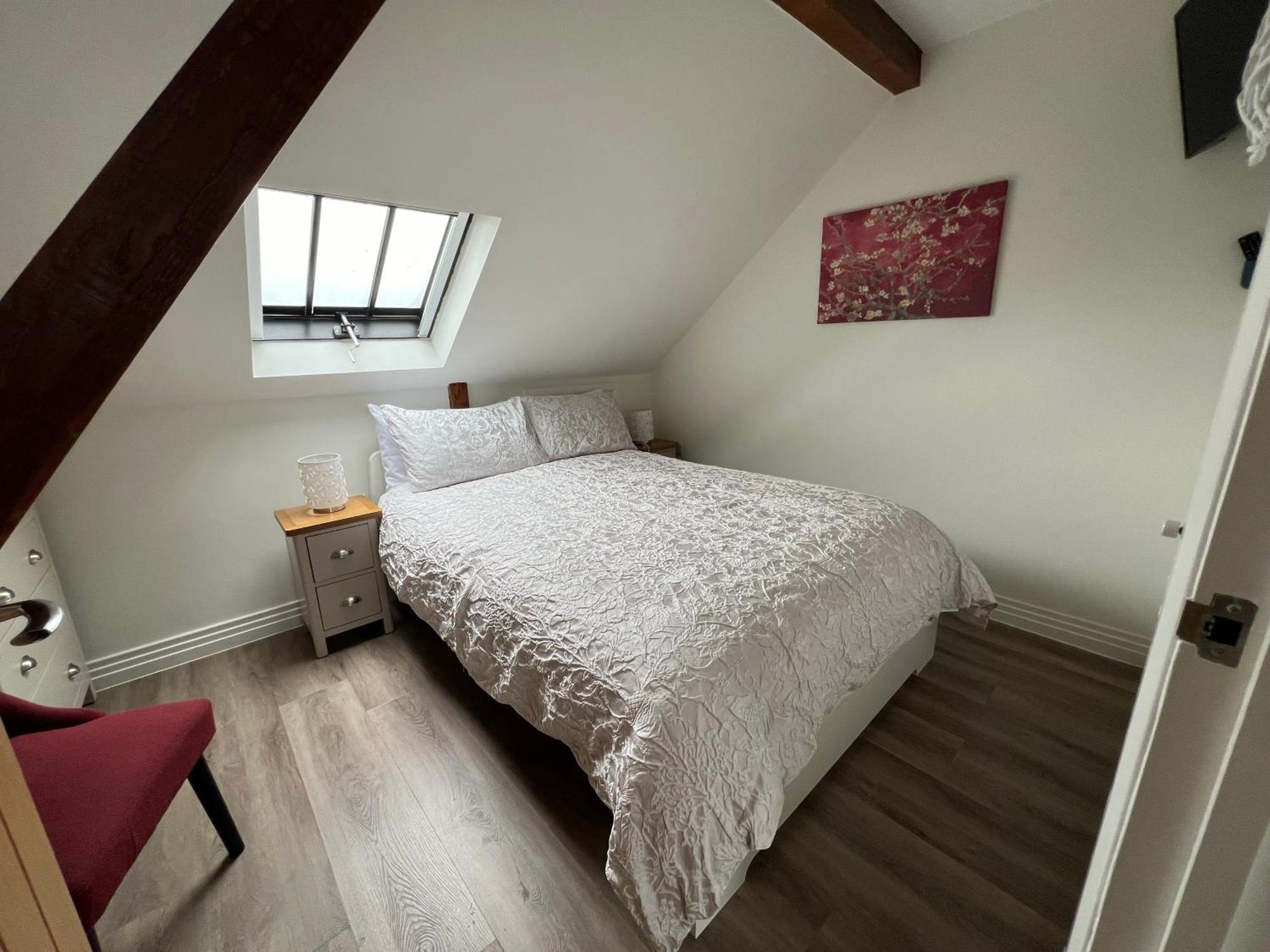 Glastonbury Secret Retreat - 1 Bd Split-Level Apt, Sleeps 3 ภายนอก รูปภาพ