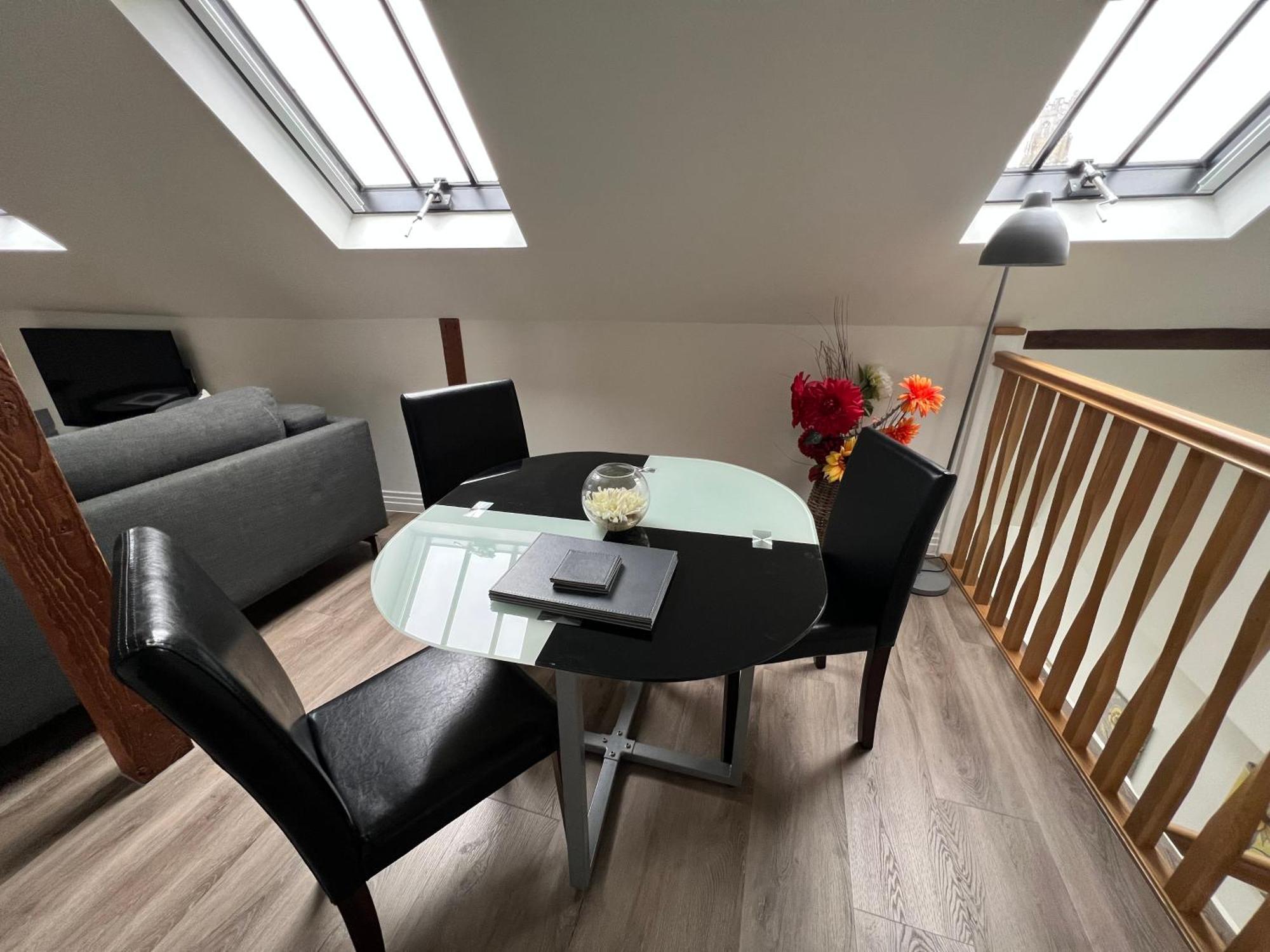 Glastonbury Secret Retreat - 1 Bd Split-Level Apt, Sleeps 3 ภายนอก รูปภาพ