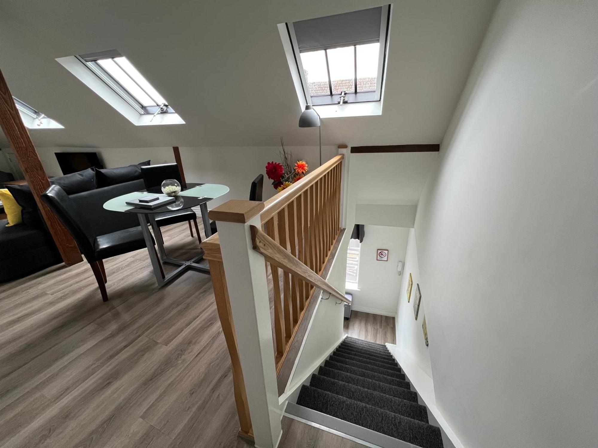 Glastonbury Secret Retreat - 1 Bd Split-Level Apt, Sleeps 3 ภายนอก รูปภาพ