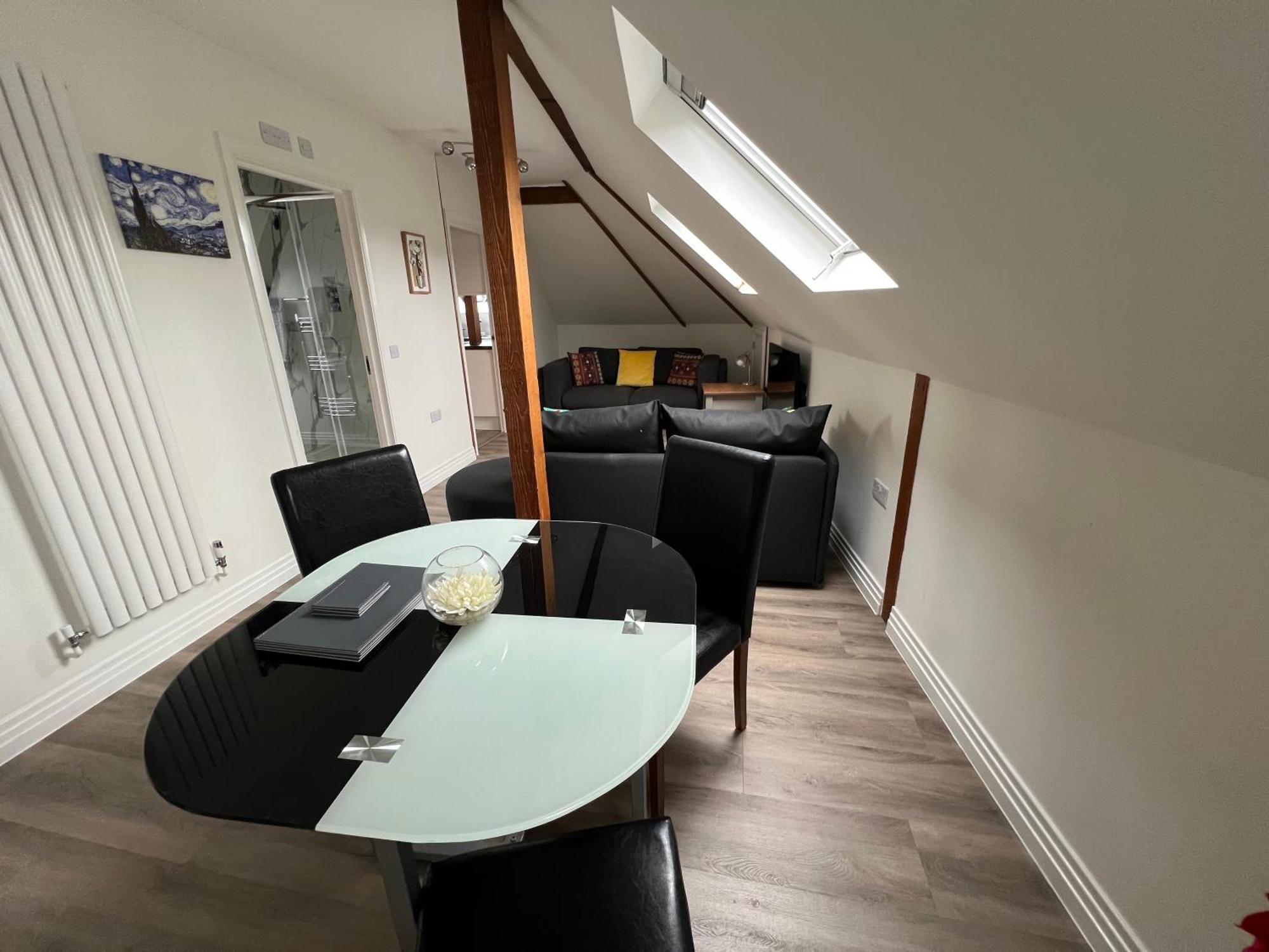 Glastonbury Secret Retreat - 1 Bd Split-Level Apt, Sleeps 3 ภายนอก รูปภาพ