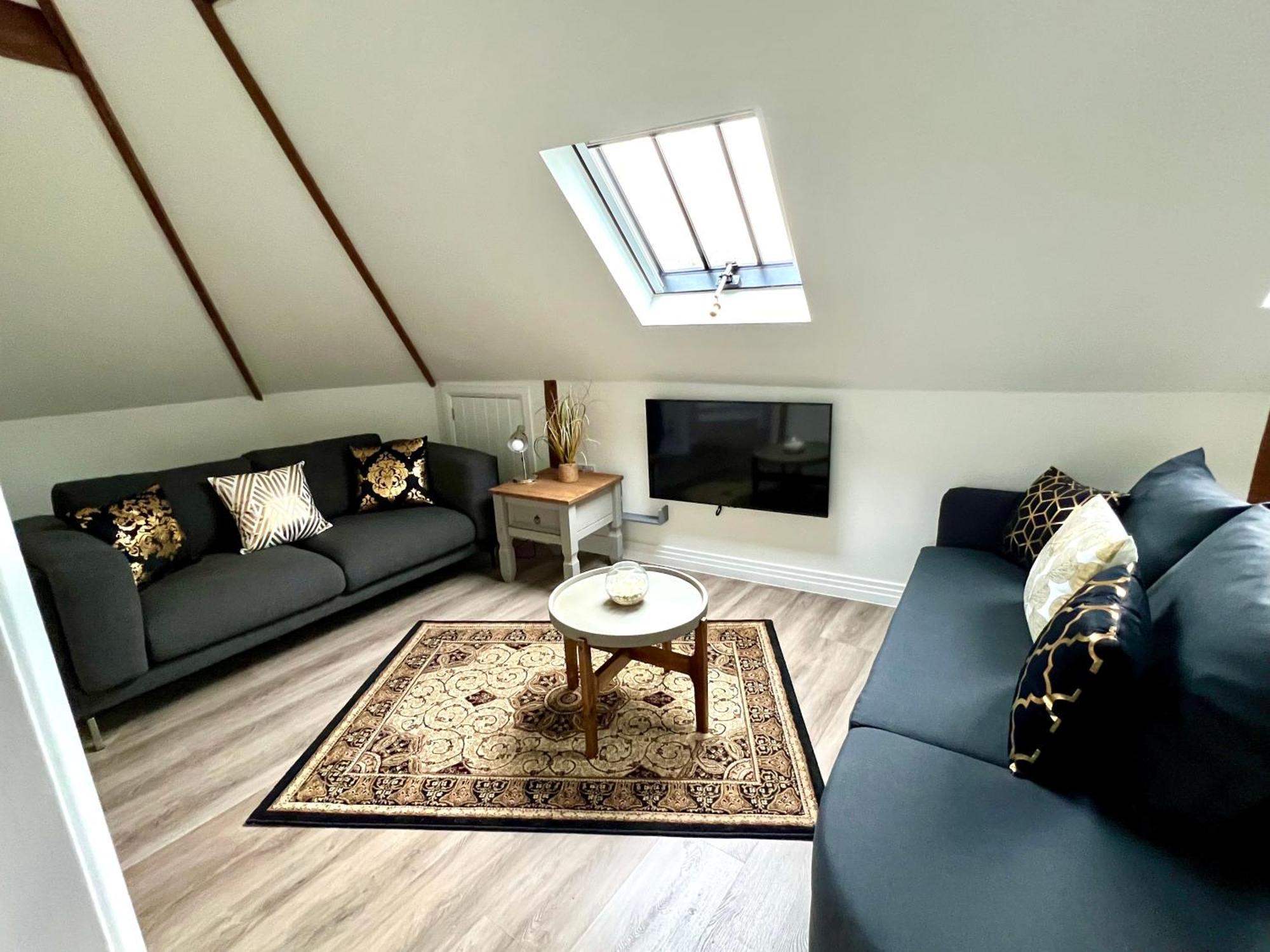 Glastonbury Secret Retreat - 1 Bd Split-Level Apt, Sleeps 3 ภายนอก รูปภาพ