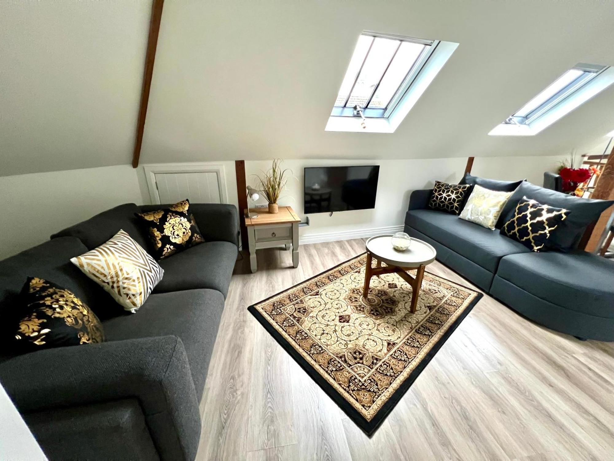 Glastonbury Secret Retreat - 1 Bd Split-Level Apt, Sleeps 3 ภายนอก รูปภาพ
