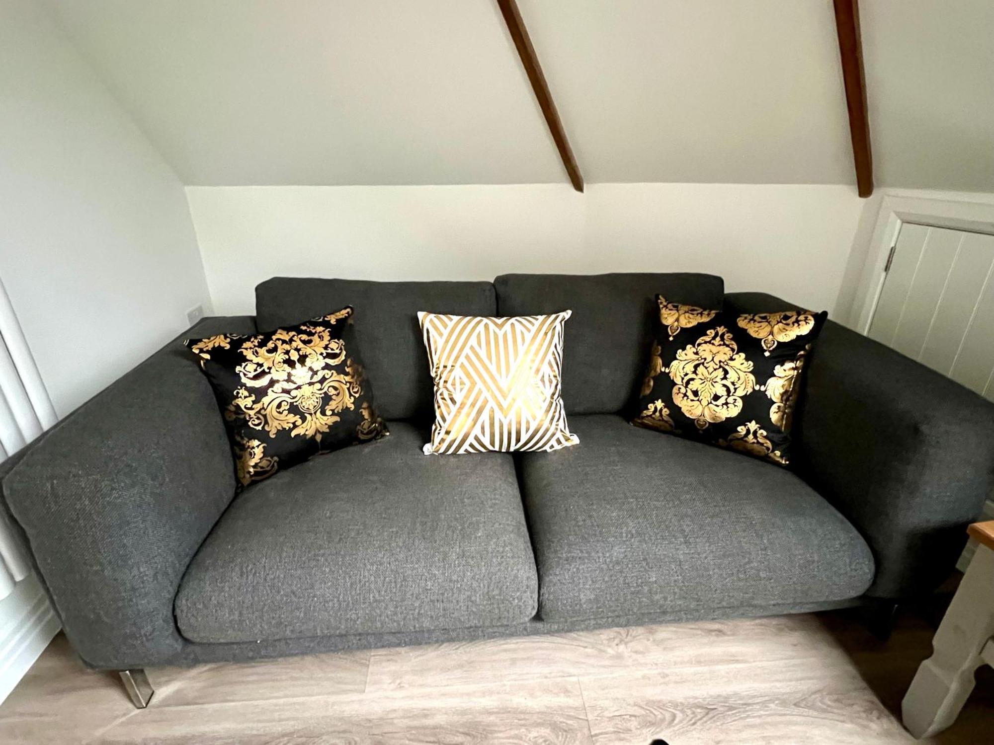 Glastonbury Secret Retreat - 1 Bd Split-Level Apt, Sleeps 3 ภายนอก รูปภาพ