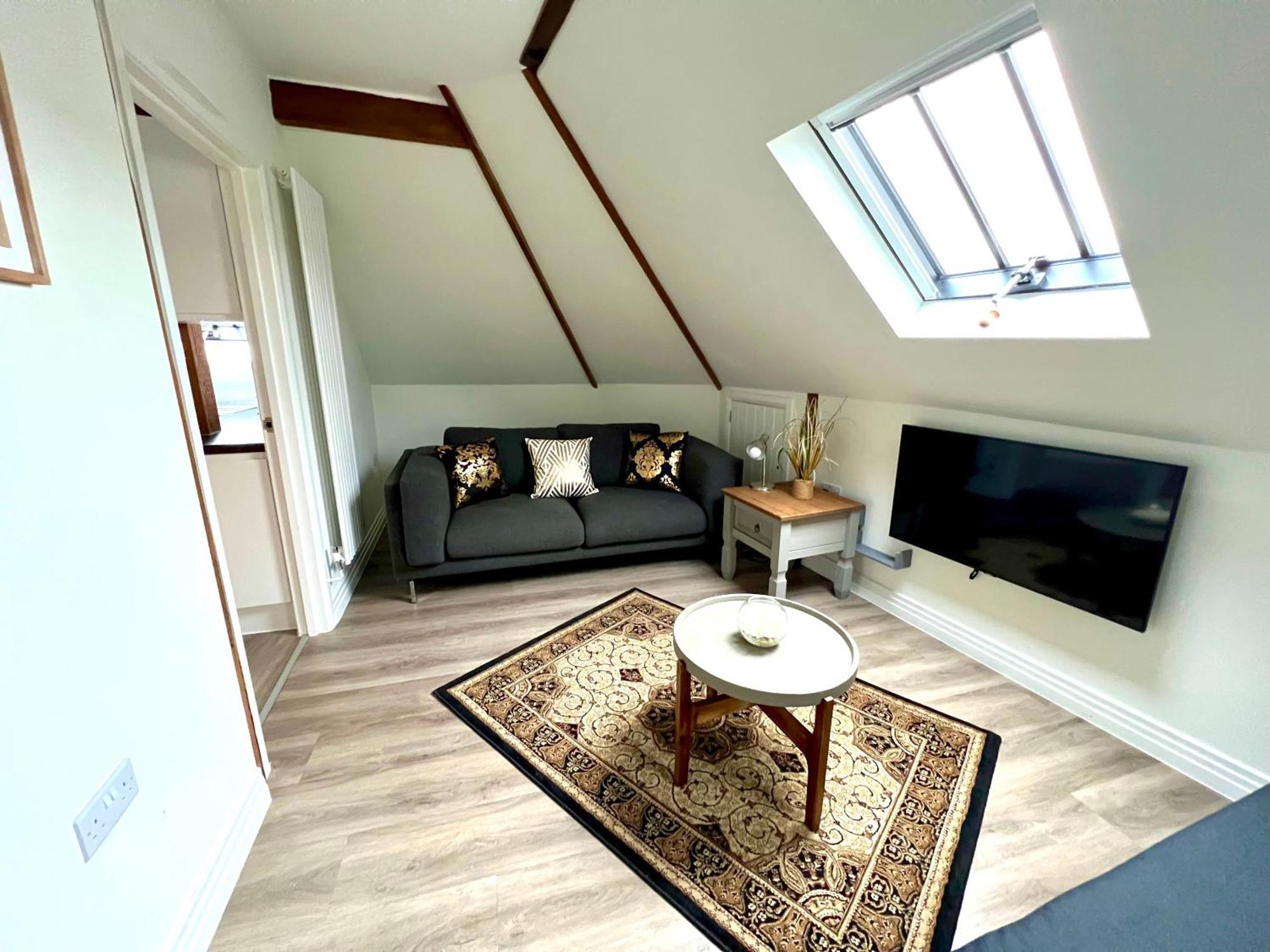 Glastonbury Secret Retreat - 1 Bd Split-Level Apt, Sleeps 3 ภายนอก รูปภาพ
