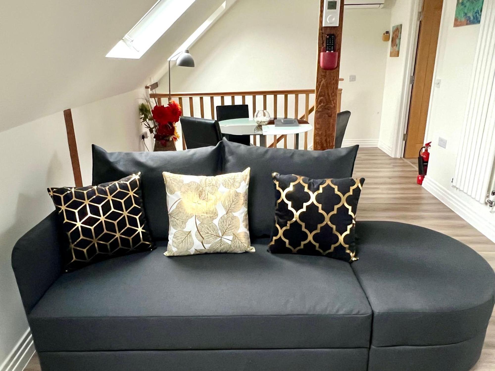 Glastonbury Secret Retreat - 1 Bd Split-Level Apt, Sleeps 3 ภายนอก รูปภาพ